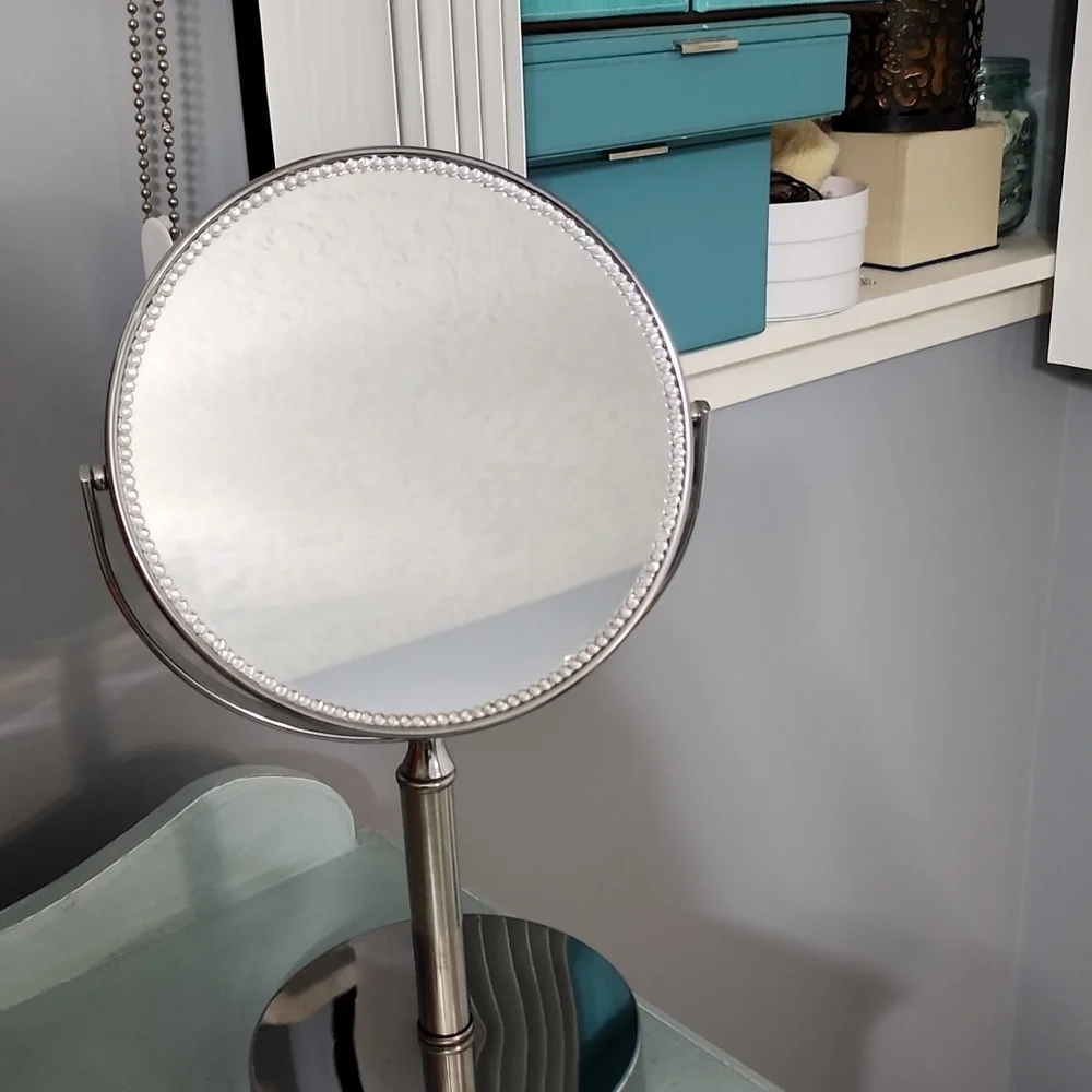Magnifying Makeup Mirror - Picture 2 of 2